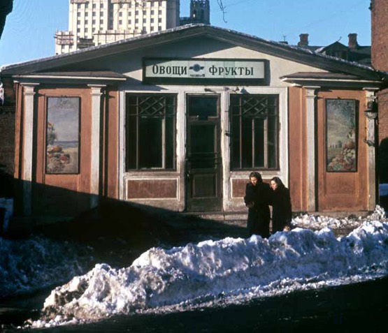 Последняя по времени постройки сталинская высотка на Кудринской площади в Москве. Снято около здания нового американского посольства.