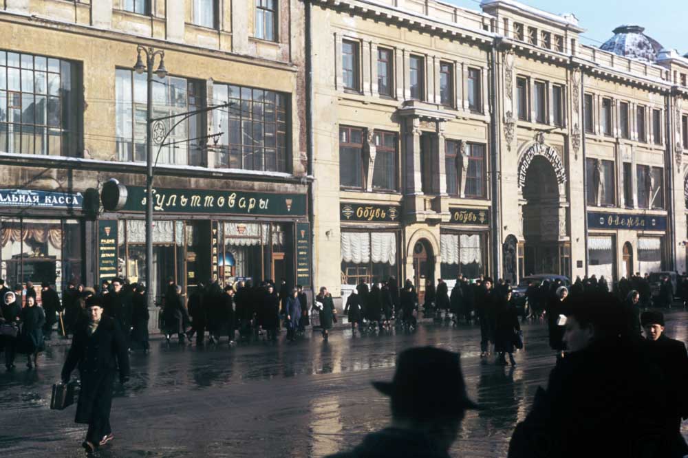 Улица Петровка и вход в магазин Петровский пассаж.