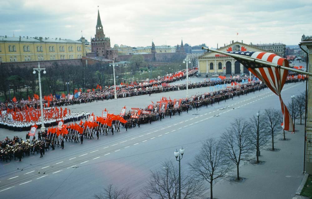 Парад под зданием старого посольства США на Манежной площади, Москва.