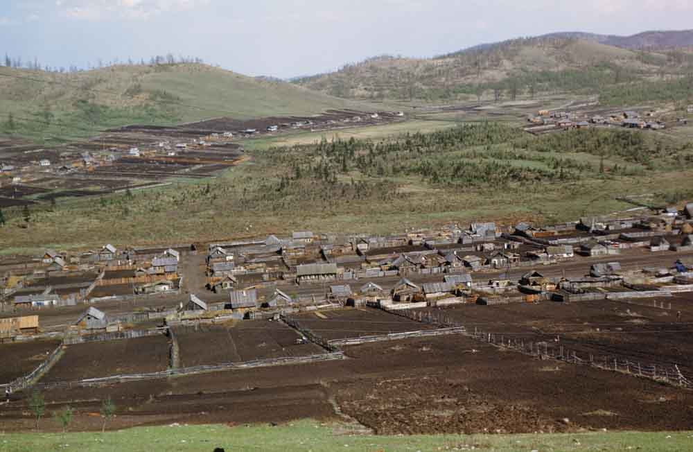 Вспаханные поля в неизвестной деревне.