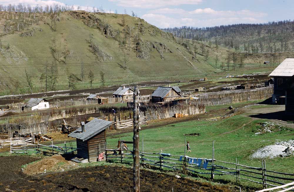 Деревенский двор. Место съемки неизвестно.